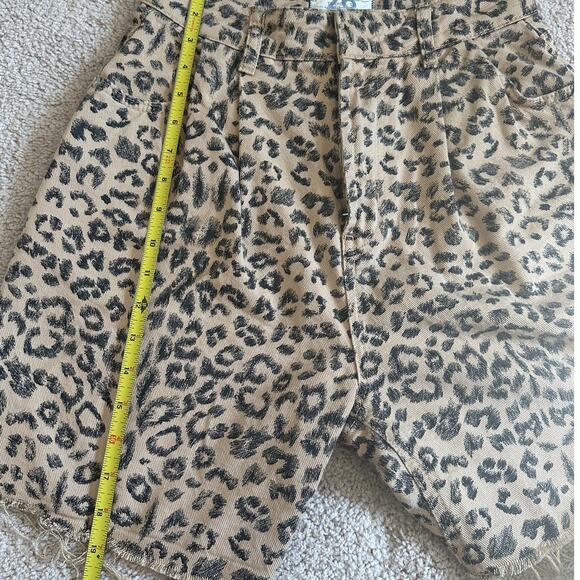 We The Free leopard longline raw hem dad shorts, size 26 - Picture 10 of 14